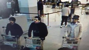 Le telecamere di sorveglianza dell'aeroporto di Zaventem avrebbero ripreso le immagini di almeno due presunti attentatori nello scalo. Lo afferma la Derniere Heure, che pubblica un'immagine di giovani con delle valigie sui carrelli.