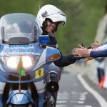 Courmayeur (AO), il motociclista della Polizia Stradale saluta i tifosi durante il Giro D'Italia 2015-05-29 © Massimo Sestini