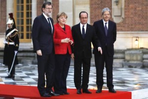 epa05833423 (L-R) Spanish Prime Minister Mariano Rajoy, Germany Chancellor Angela Merkel, French President Francois Hollande and Italian Prime Minister Paolo Gentiloni pose for a group picture as they arrive for a summit gathering heads of state and governments from France, Germany, Spain and Italy, in Versailles, near Paris, France, 06 March 2017. The Versailles summit comes in preperation for a meeting of EU leaders on 25 March in Rome to mark the 60th anniversary of the Treaty of Rome.  EPA/ETIENNE LAURENT