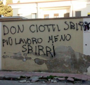 scritte locri don ciotti sbirro più lavoro meno sbirri