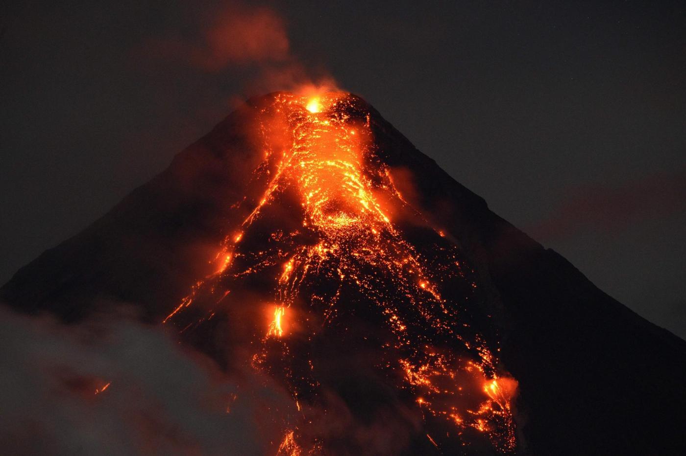 eruzione vulcano mayon