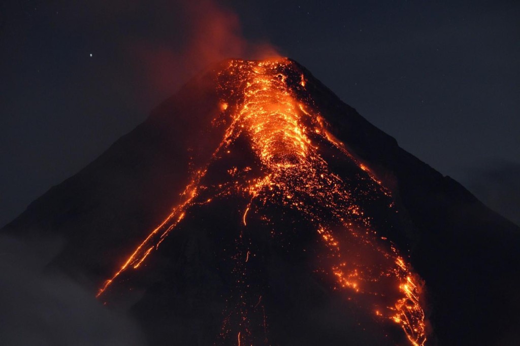 eruzione vulcano mayon