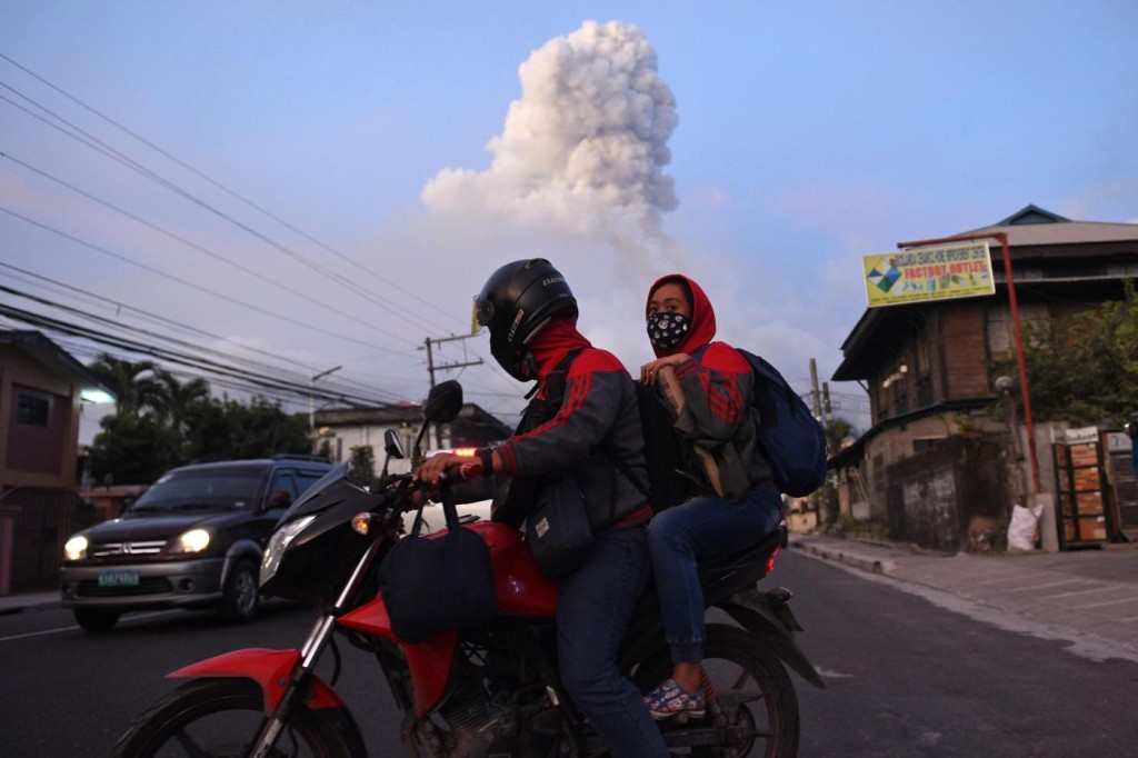 eruzione vulcano mayon