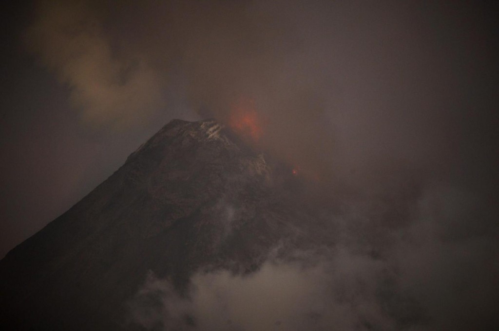 eruzione vulcano mayon