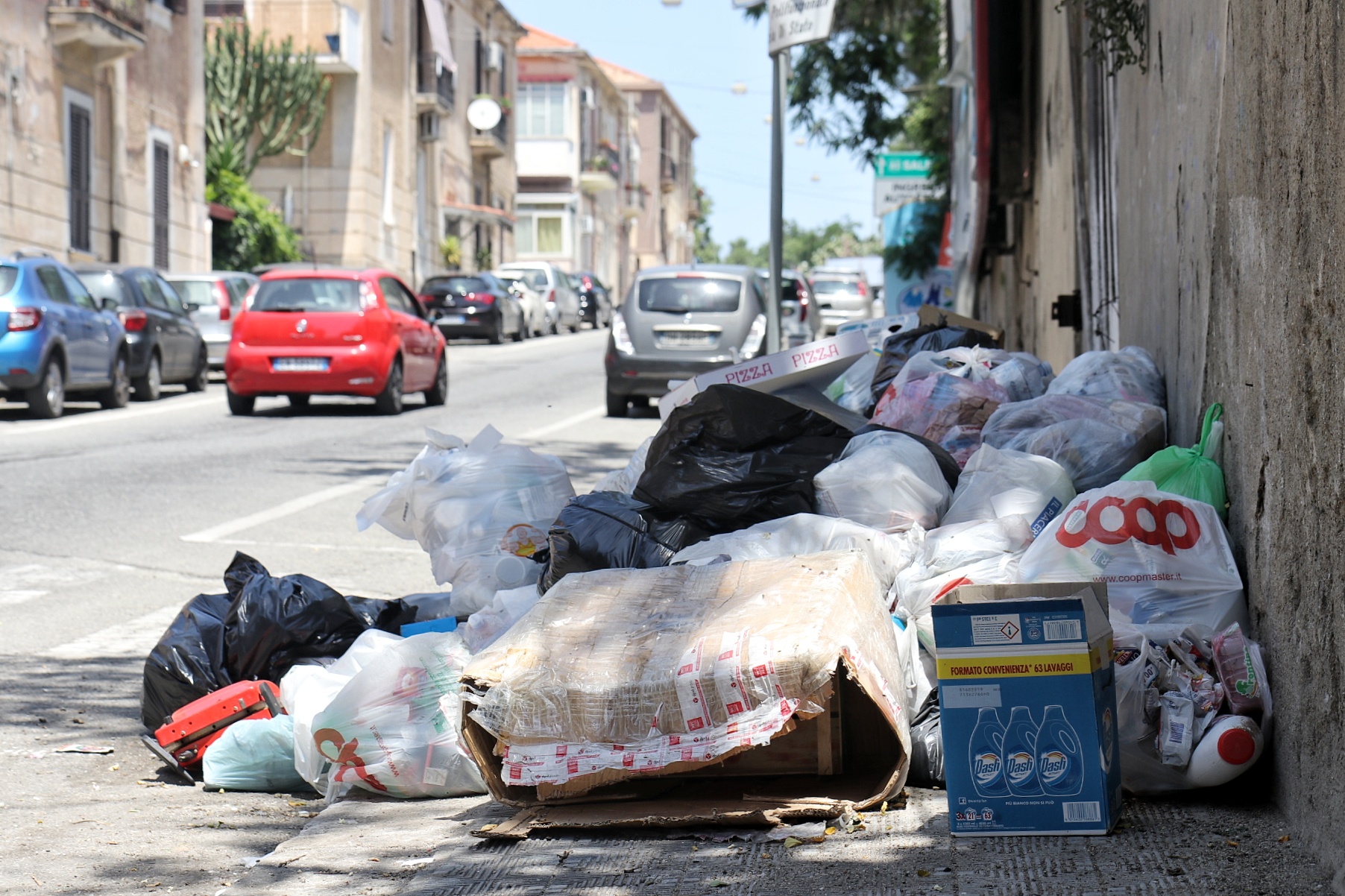 Reggio Calabria, l'ennesima denuncia sulla raccolta differenziata:  organizzazione vergognosa, Falcomatà tratta i cittadini come sudditi