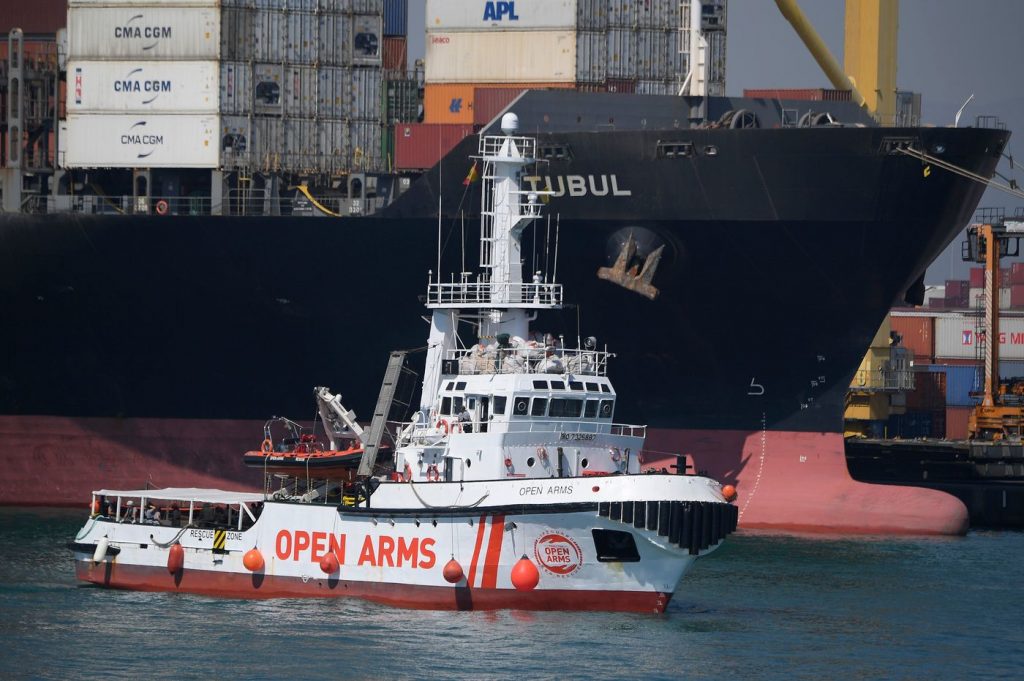 nave migranti barcellona