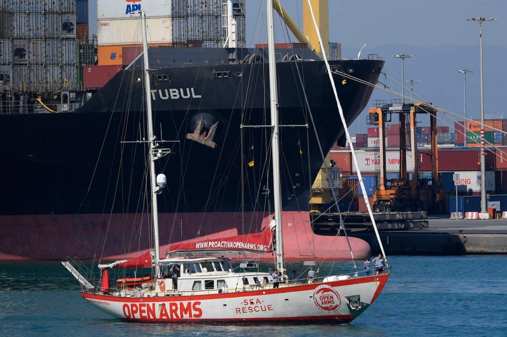 nave migranti barcellona