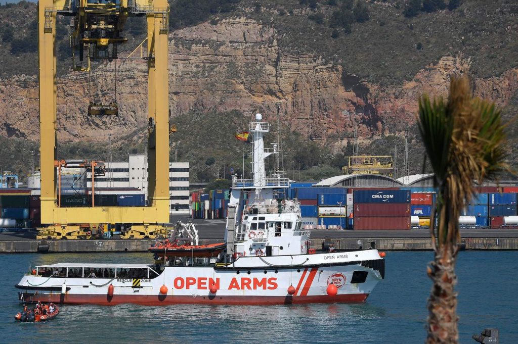 nave migranti barcellona