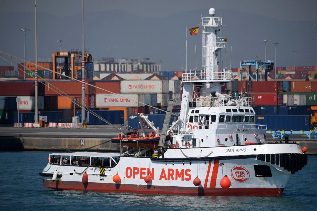 nave migranti barcellona