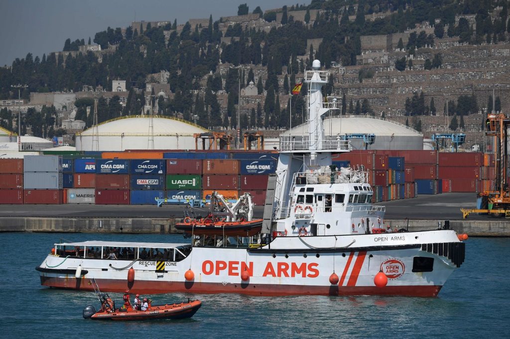 nave migranti barcellona