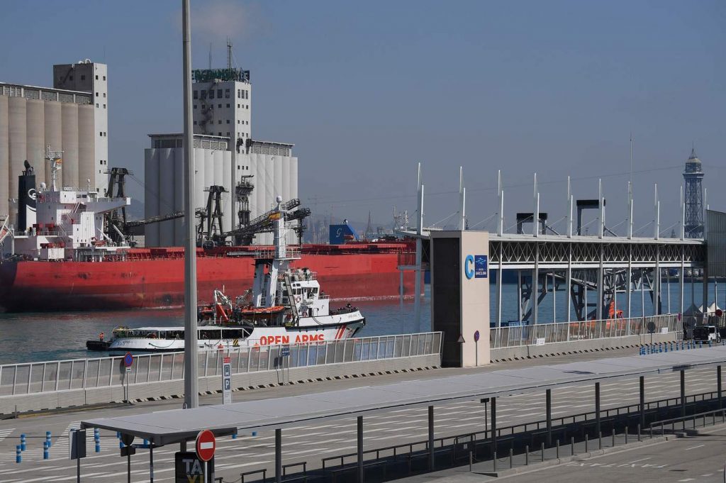 nave migranti barcellona