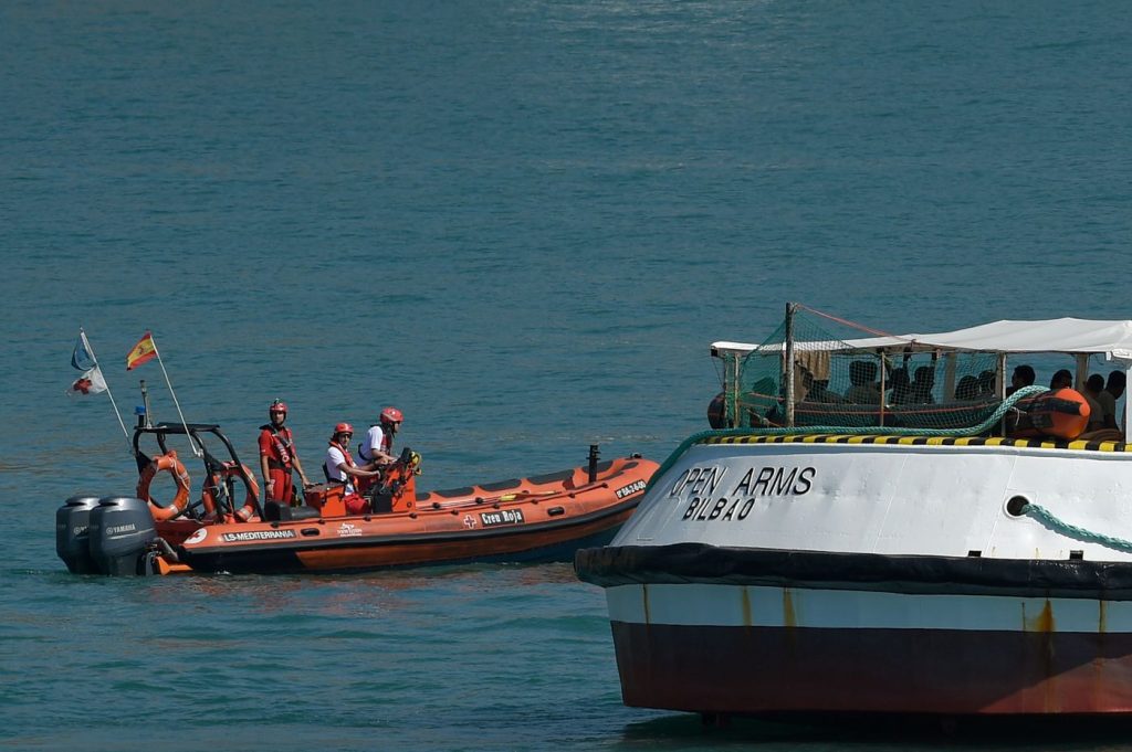 nave migranti barcellona