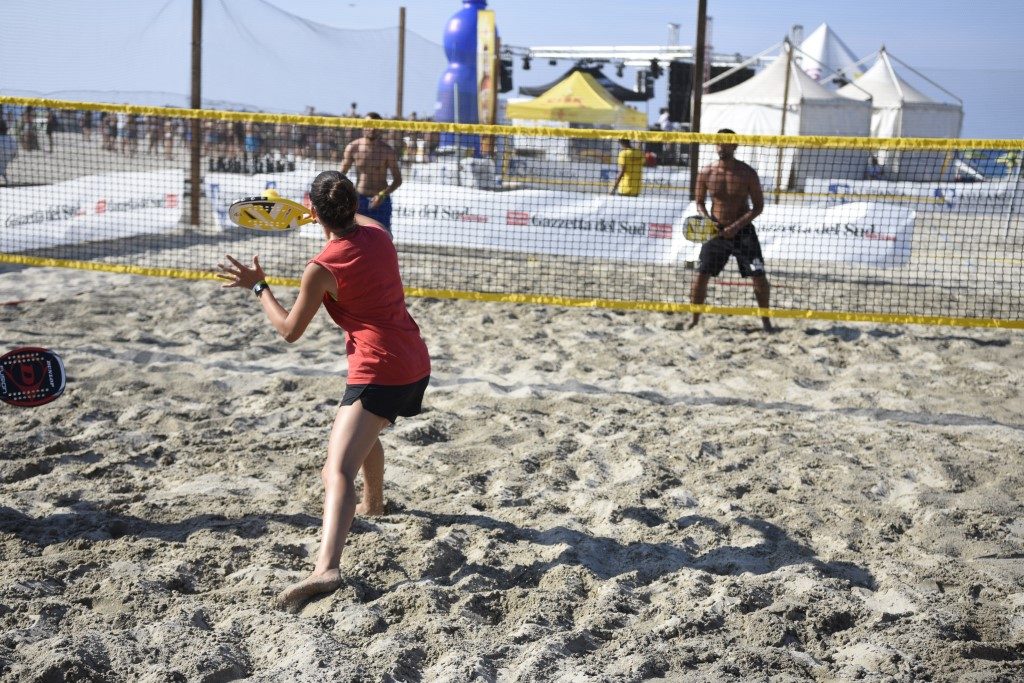 Beach tennis