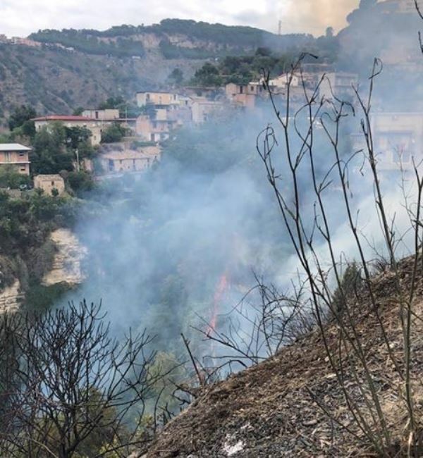 Reggio Calabria Grosso Incendio A Pavigliana Fiamme Tra Le Case Foto