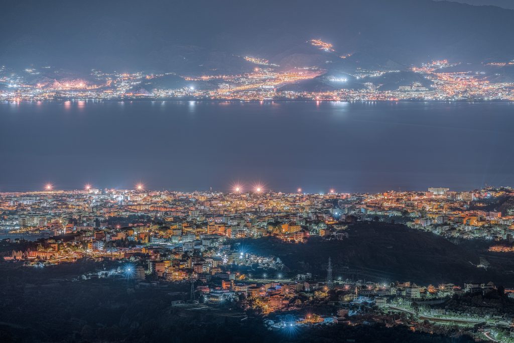 foto da Gallina di Reggio Calabria e Stretto dall'alto di sera