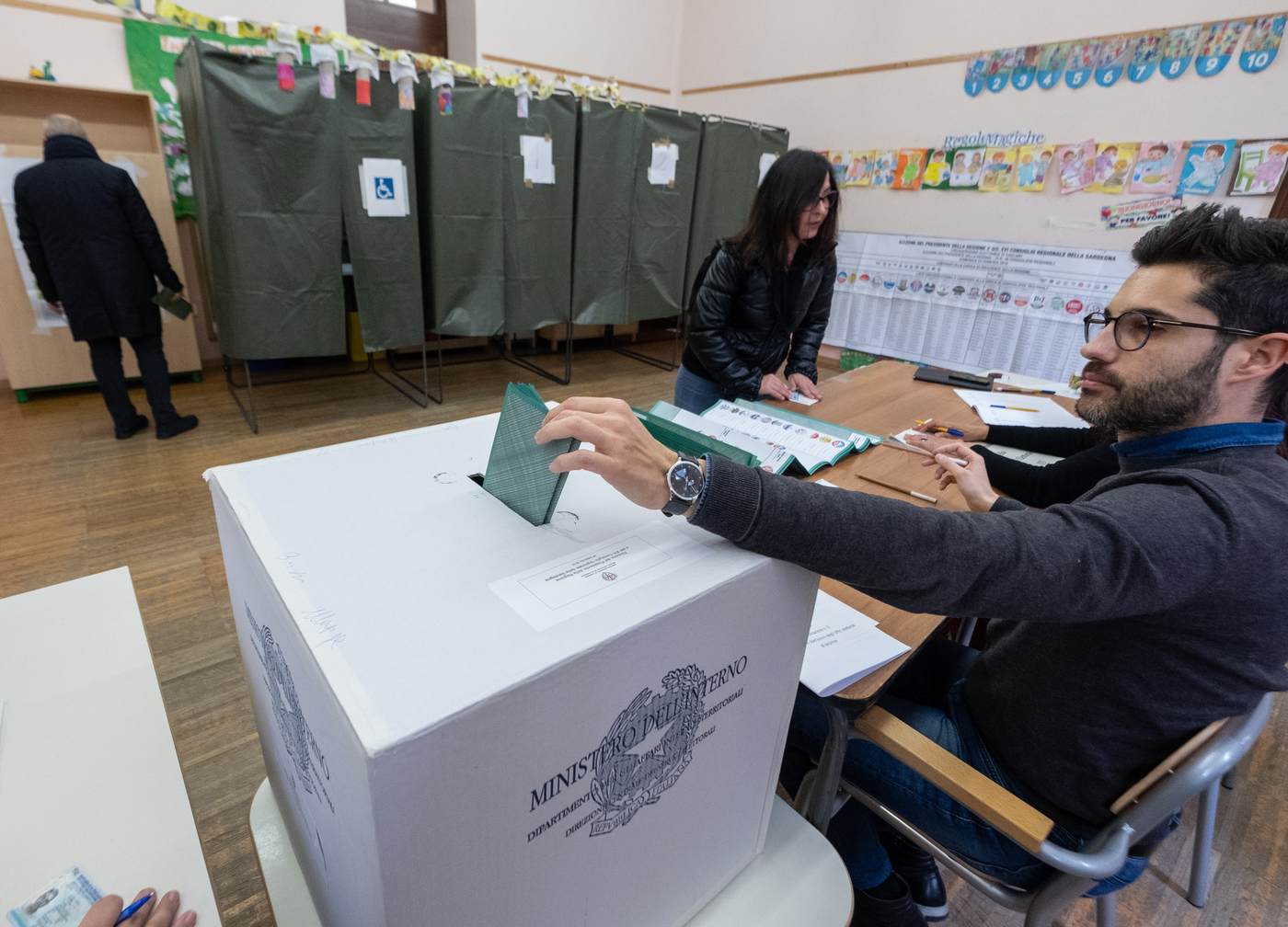 Elezioni Sardegna, gli exit poll crolla il M5S, testa a testa tra