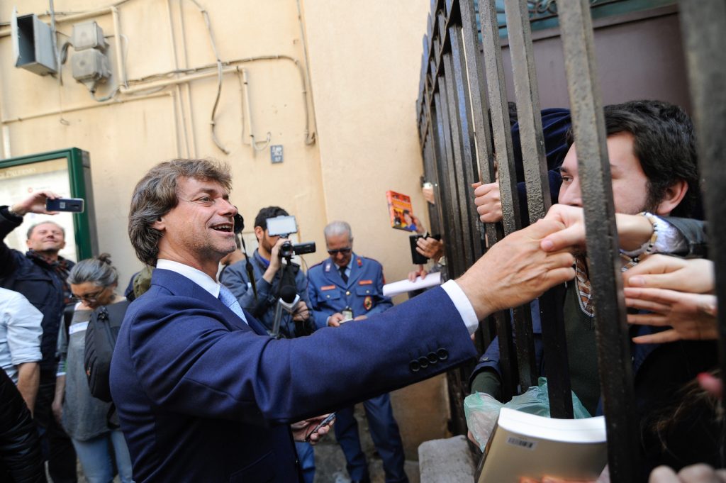 Palermo, laurea honoris causa ad Alberto Angela: folla di fan fuori  dall'Università, le FOTO della cerimonia