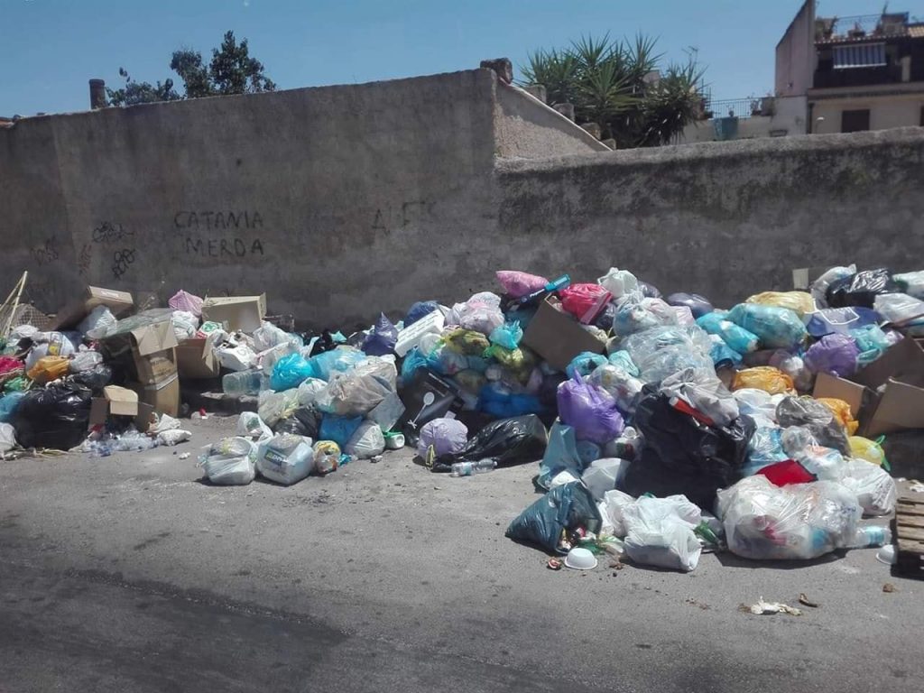 Emergenza Rifiuti A Palermo I Turisti Fotografano L Immondizia