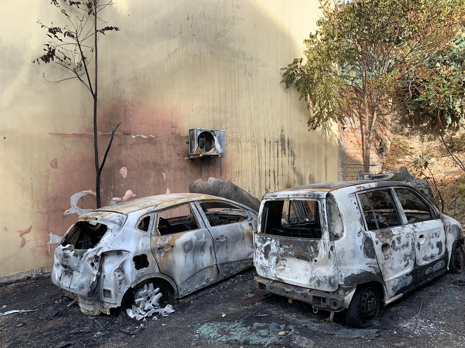 Reggio Calabria Due Auto Bruciate E Completamente Distrutte In Centro Foto