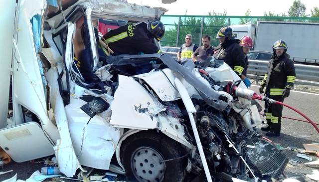 Terrificante Incidente Sull A Impatto Mortale Tra Camper E Bus Una Famiglia Distrutta