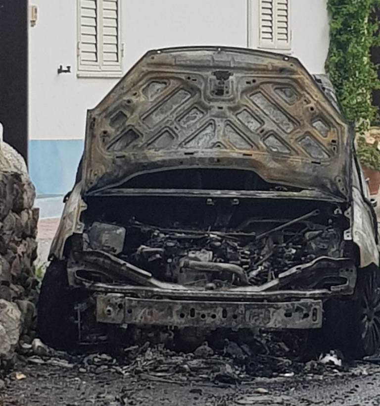 Reggio Calabria Auto In Fiamme In Centro Vigili Del Fuoco E Polizia Scientifica Sul Posto