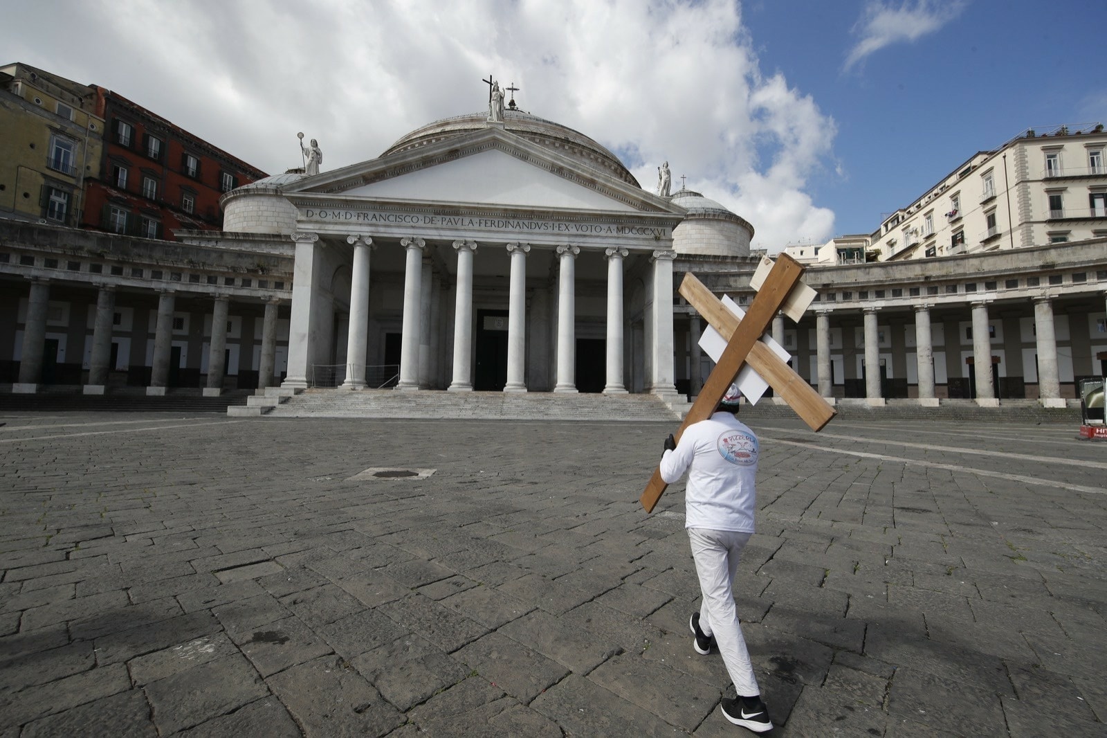 Pizzaiolo croce proteste Napoli