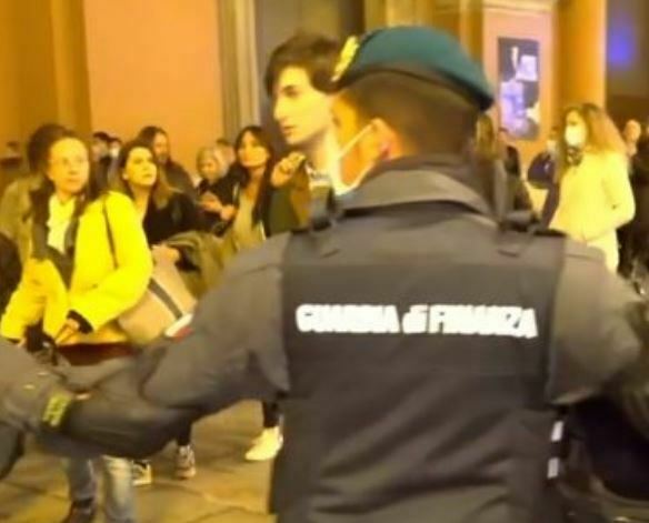 protesta coprifuoco bologna