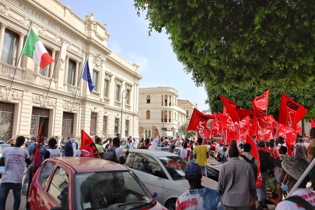 Manifestazione migranti piazza italia