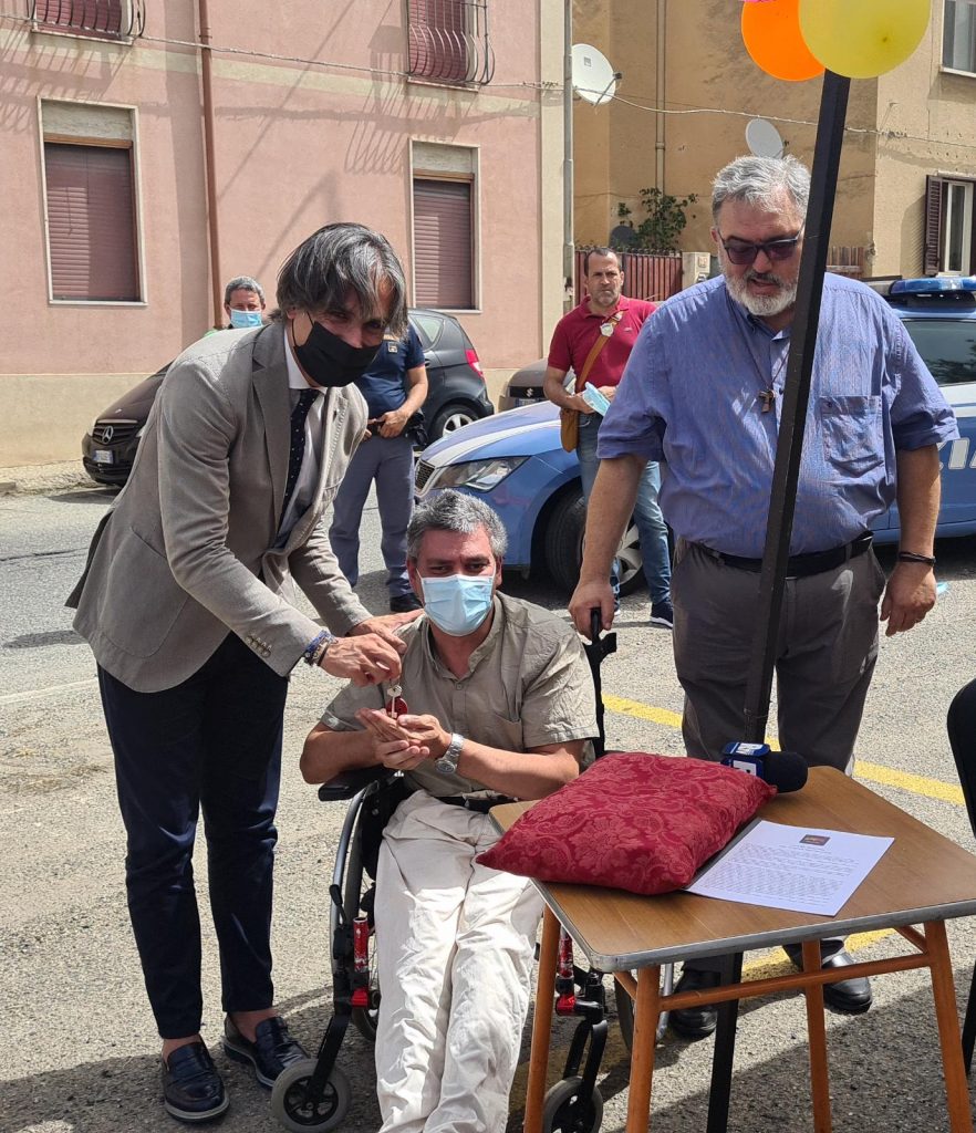 Reggio Calabria: la Città Metropolitana ha consegnato un bene confiscato  alla Cooperativa Rose Blu di Villa San Giovanni. Sarà un centro a sostegno  di ragazzi con disabilità