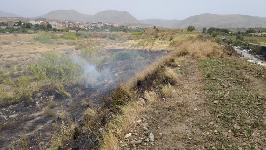 incendio rifiuti san gregorio