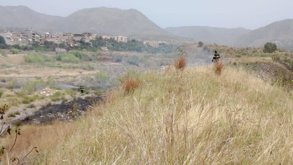 incendio rifiuti san gregorio