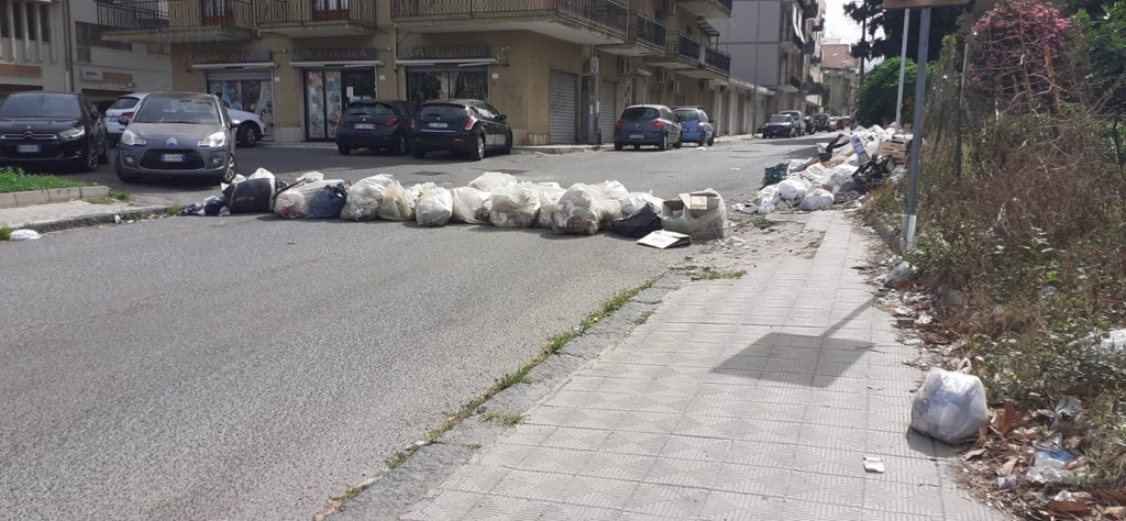 spazzatura in strada sul viale calabria