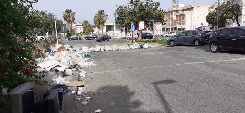 spazzatura in strada sul viale calabria