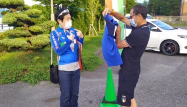 Il CT Cassani regala la maglia dell'Italia a un tifoso giapponese