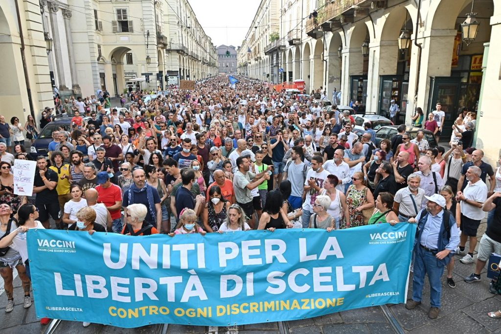 Proteste in Italia contro il Green Pass
