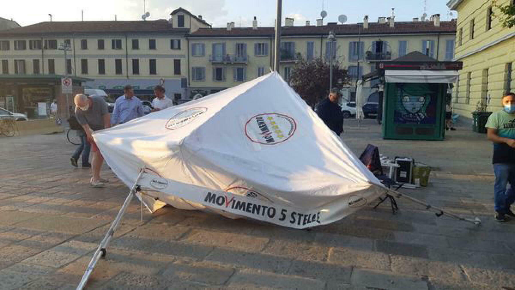 Gazebo 5 Stelle distrutto dai no vax