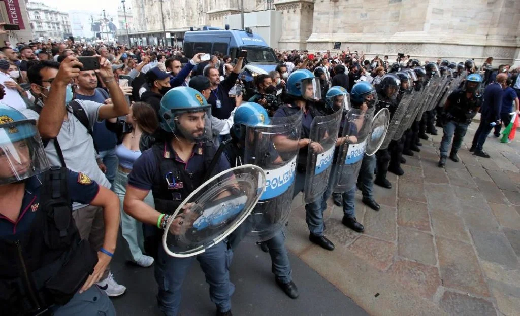 milano manifestazione no green pass scontri polizia