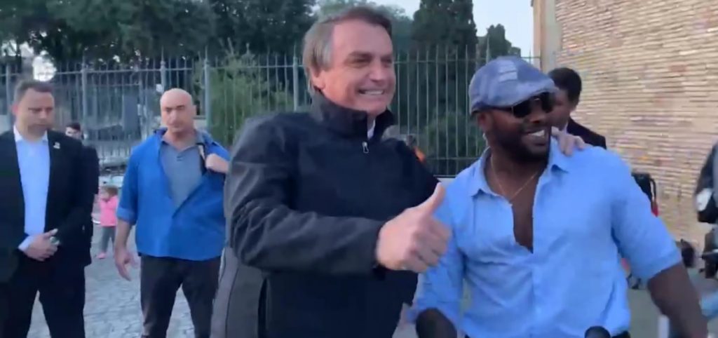 bolsonaro abbraccia artista di strada a roma