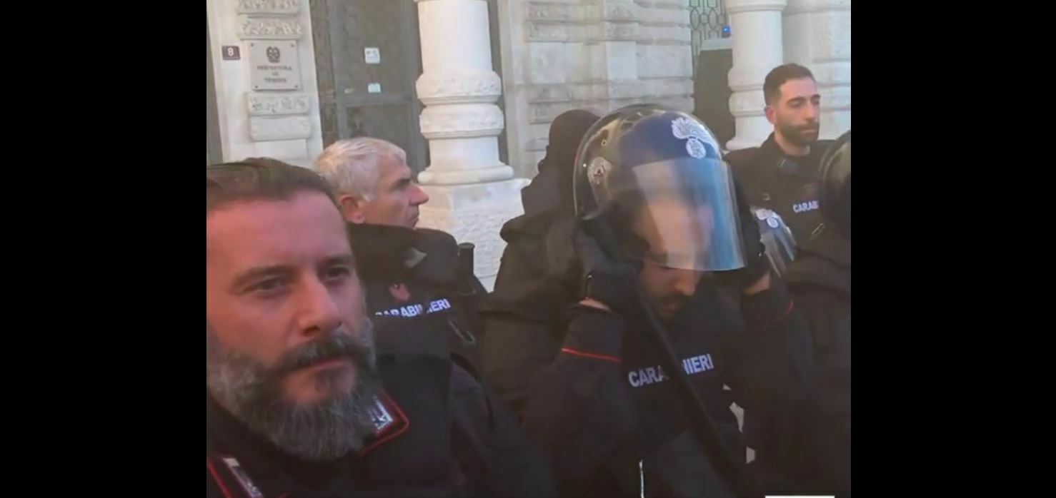 carabinieri tolgono casco proteste no green pass trieste