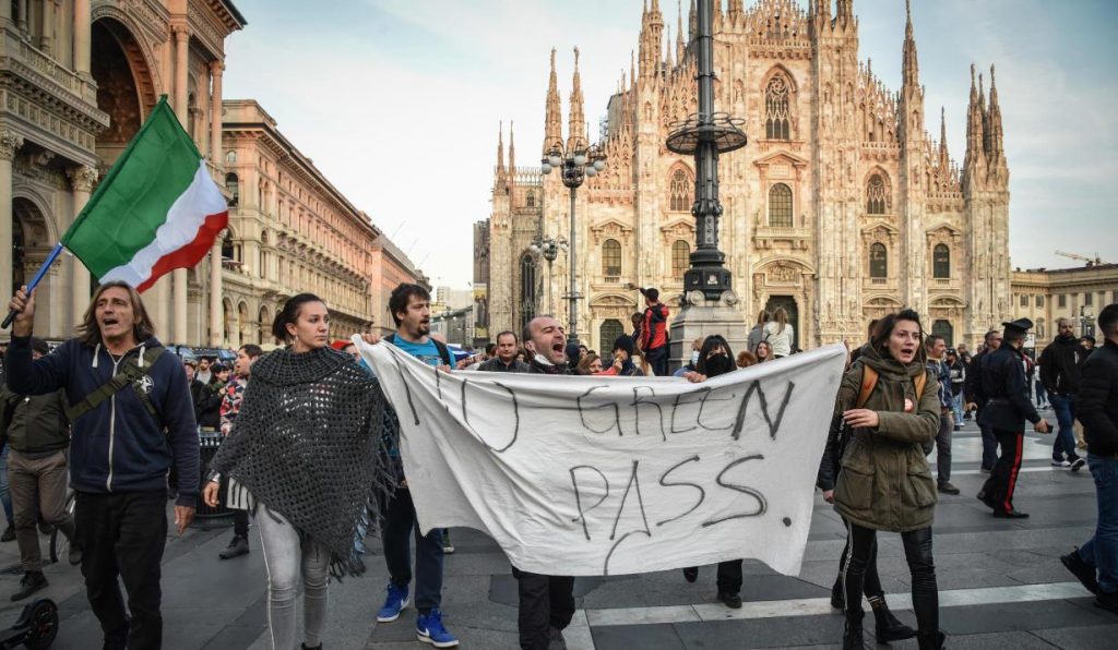 Il corteo no green pass partito da piazza Fontana e passato da piazza Duomo