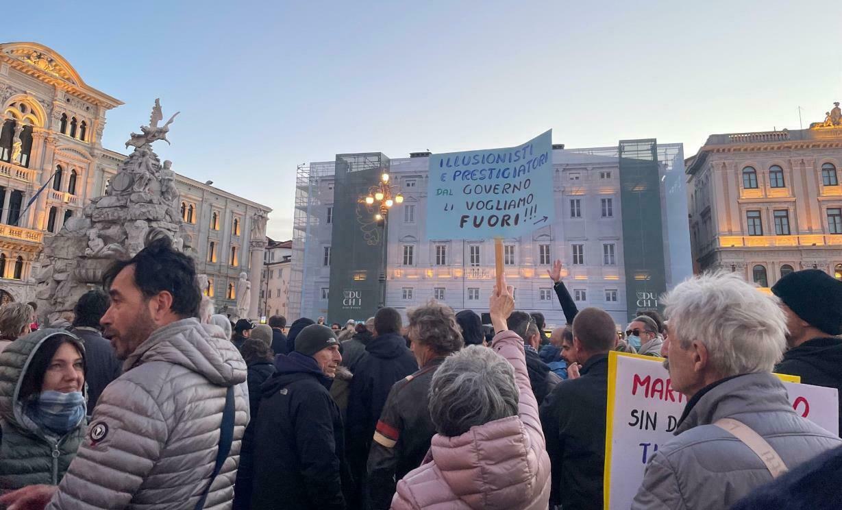 Foto manifestazione no green pass piazza Unità