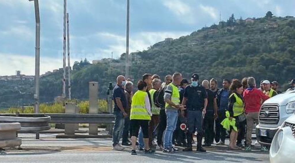 proteste a ventimiglia contro il green pass