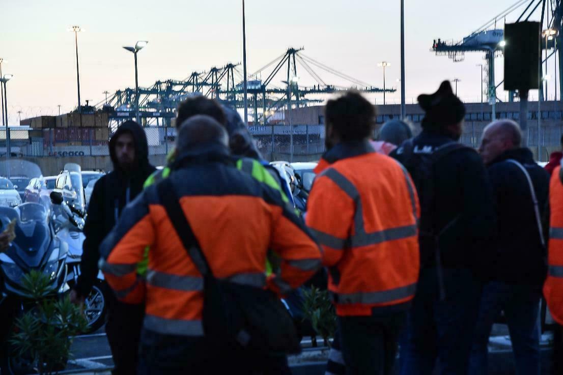 proteste no green pass porto genova 06