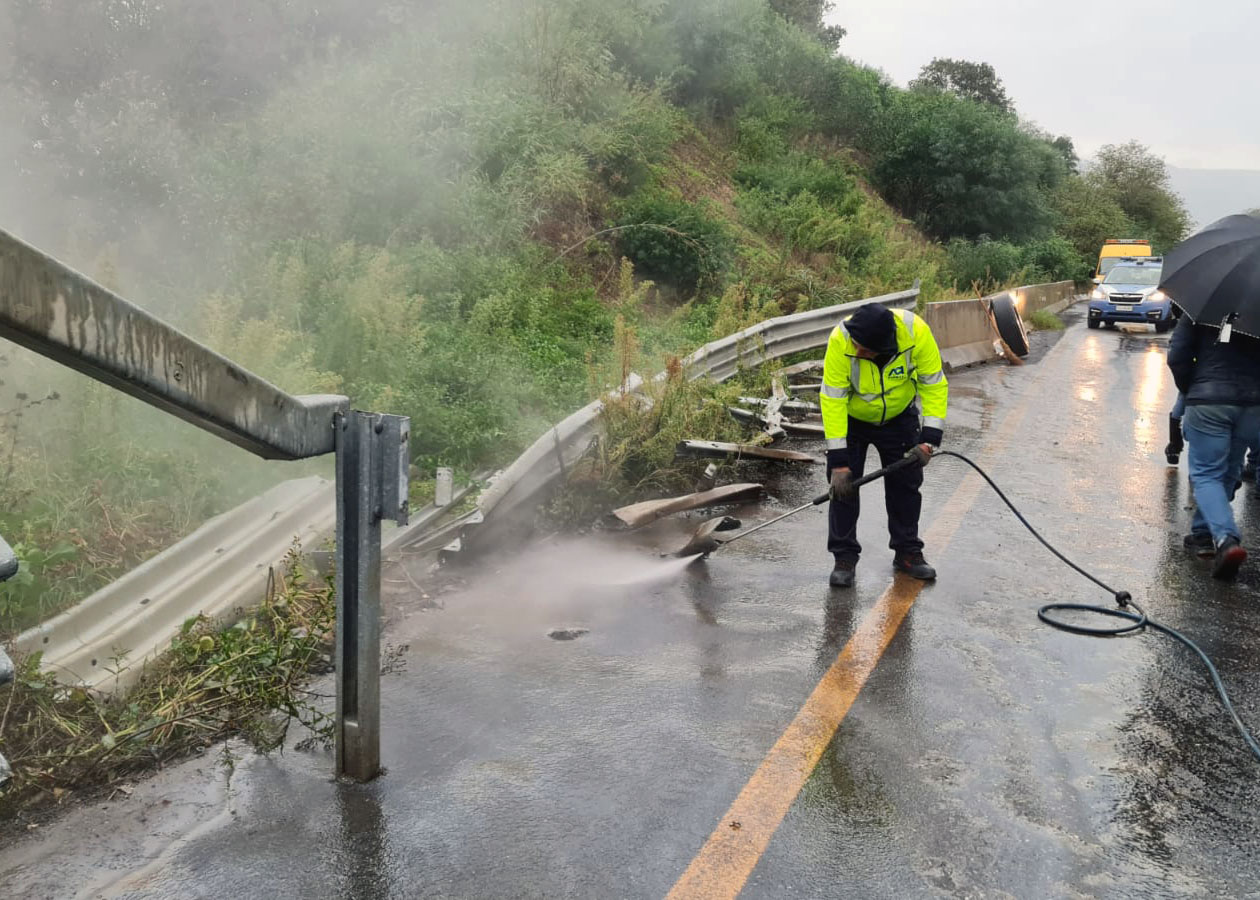 Messina, Grave Incidente In Tangenziale Nella Notte: Sbanda E Si ...