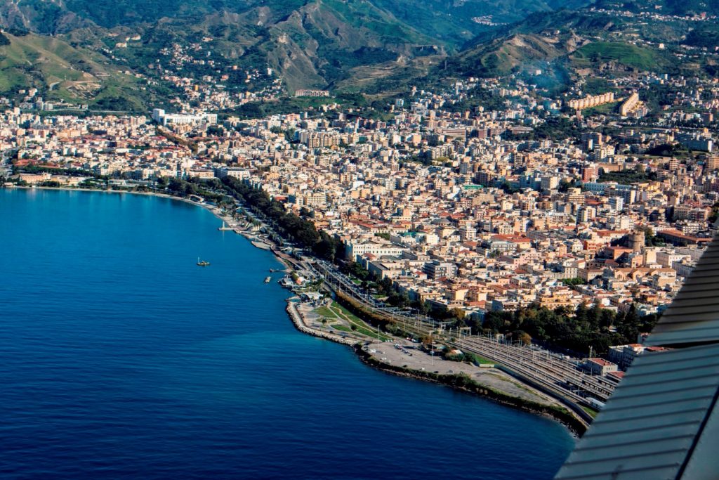 reggio calabria lungomare e centro storico dall'alto in hd