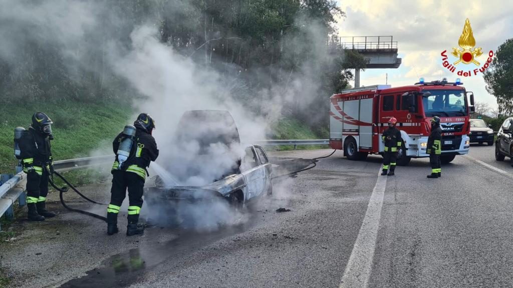 Auto in fiamme