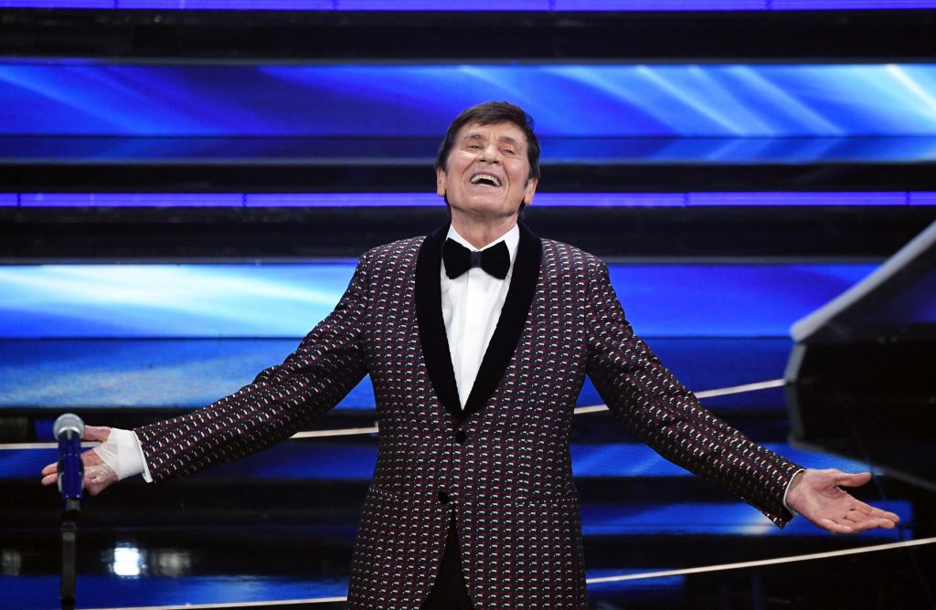 Gianni Morandi mano fasciata