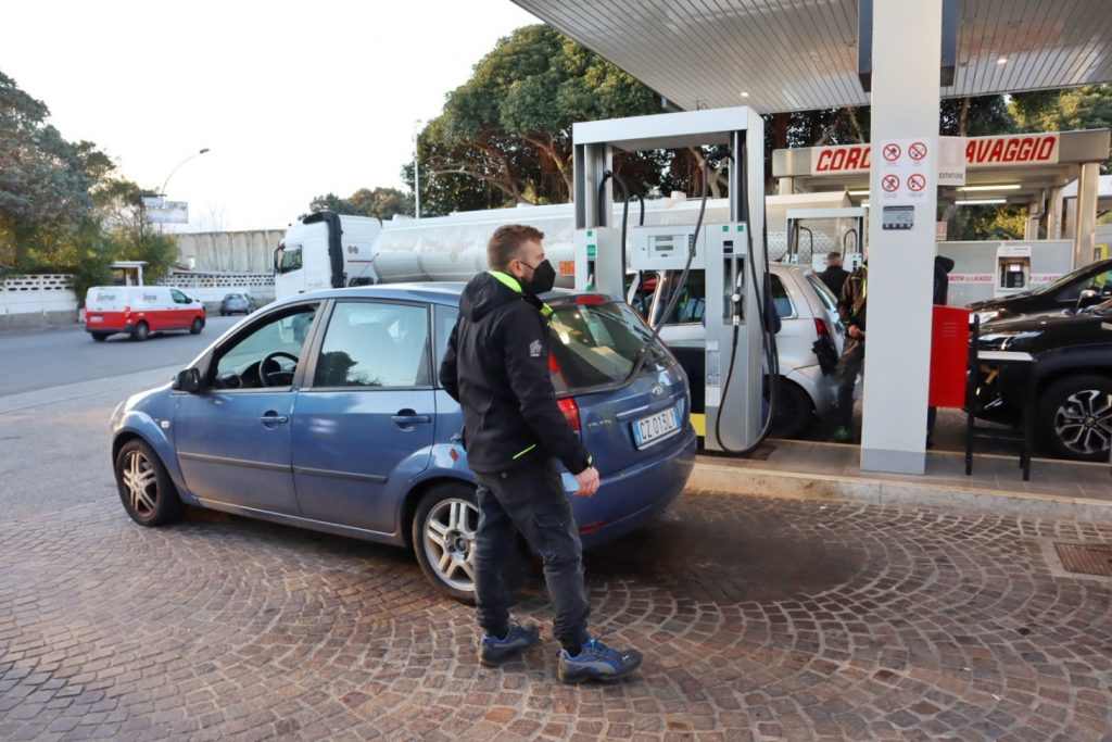 fila dal benzinaio reggio calabria