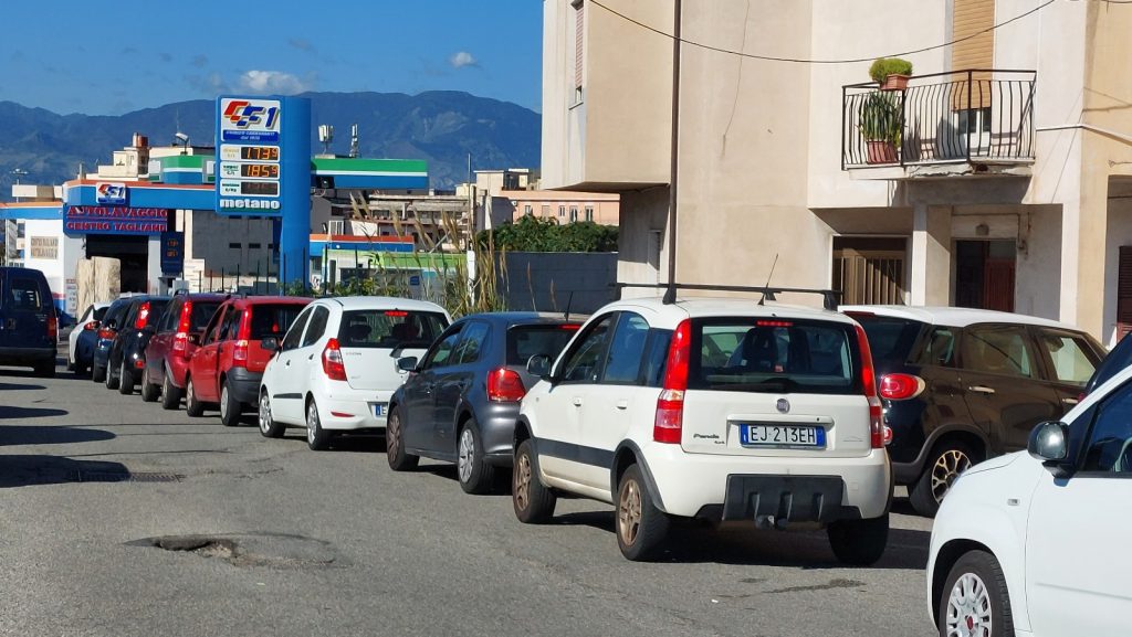 reggio calabria code carburanti 25 febbraio 2022