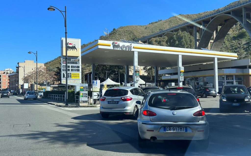 reggio calabria code carburanti 25 febbraio 2022